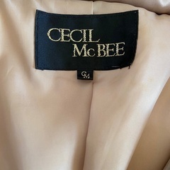 セシルマクビーのメタリックダウンの画像