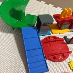 まとめ買いで無料☆車の道路＆お店おもちゃセットの画像