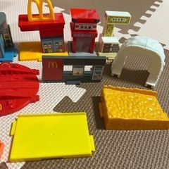 まとめ買いで無料☆車の道路＆お店おもちゃセットの画像