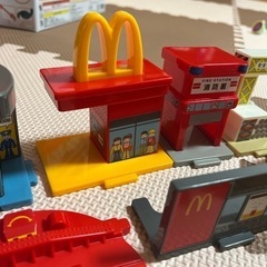 まとめ買いで無料☆車の道路＆お店おもちゃセットの画像