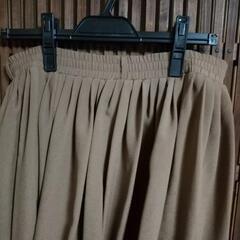 茶色スカートの画像