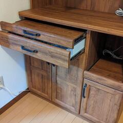 カントリー調 食器棚の画像