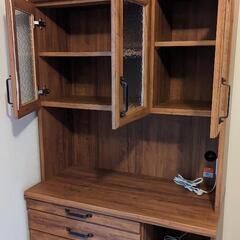 カントリー調 食器棚の画像