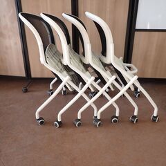 美品　スタッキングチェア　4脚セット　キャスター脚　白黒カラー