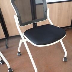 美品　スタッキングチェア　4脚セット　キャスター脚　白黒カラーの画像