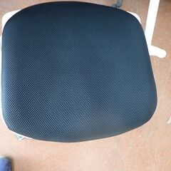 美品　スタッキングチェア　4脚セット　キャスター脚　白黒カラーの画像