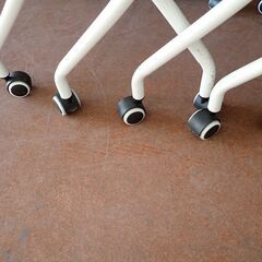 美品　スタッキングチェア　4脚セット　キャスター脚　白黒カラーの画像