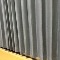 カーテンと物干し竿の画像