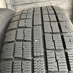 スタッドレスタイヤとチェーンの画像