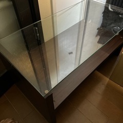 上がガラスのテーブル