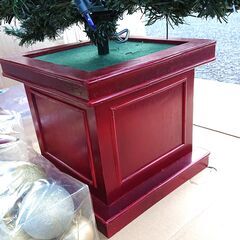 🔴大型クリスマスツリー🎄セット160cm❗ 🔴木製台座付。各種飾り多数付。🔴枝芯は針金入りで自由に拡げられます🔴3回位使って押入れ保管品です。の画像