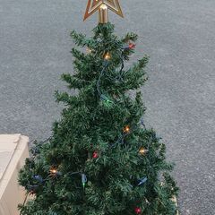 🔴大型クリスマスツリー🎄セット160cm❗ 🔴木製台座付。各種飾り多数付。🔴枝芯は針金入りで自由に拡げられます🔴3回位使って押入れ保管品です。の画像