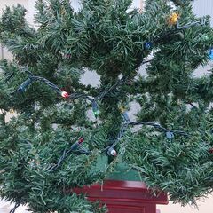 🔴大型クリスマスツリー🎄セット160cm❗ 🔴木製台座付。各種飾り多数付。🔴枝芯は針金入りで自由に拡げられます🔴3回位使って押入れ保管品です。の画像
