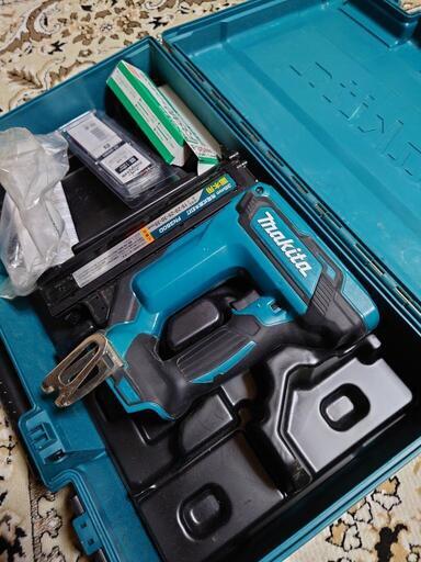 makita　マキタ　充電式面木釘打　FN350D