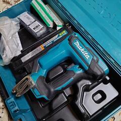 makita　マキタ　充電式面木釘打　FN350D