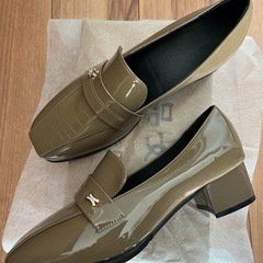 カーキ型押しレザー　スクエアトゥパンプス　新品未使用　ベージュサ...