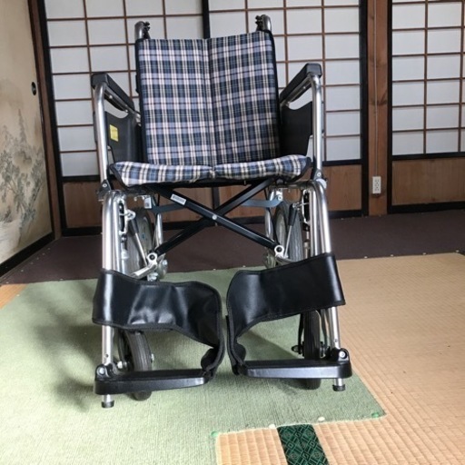 室内用車椅子　　60キロ前後の方なら、外のお散歩もできます。