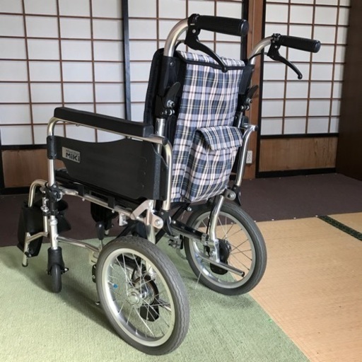 室内用車椅子　　60キロ前後の方なら、外のお散歩もできます。