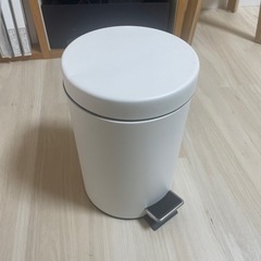 IKEA ペダル式ゴミ箱　VORGOD ヴォルゴド, ホワイト, 3リットルの画像