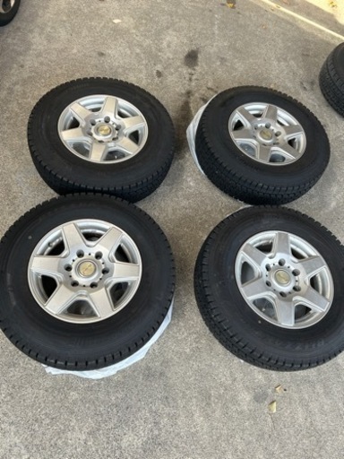 2022年　ハイエース　スタッドレスタイヤ　バリ溝