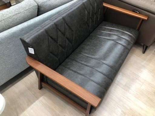 ONOE FURNITUREの2人掛けソファのご紹介です