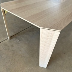 折りたたみテーブルの画像