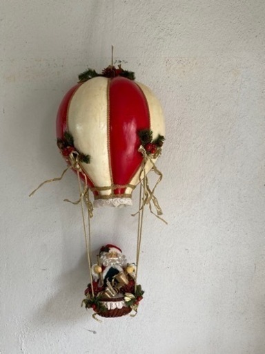 クリスマス飾り　バルーンに乗ったサンタ