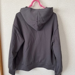 GU ジーユー　パーカー　S  グレー　長袖パーカー　トップスの画像