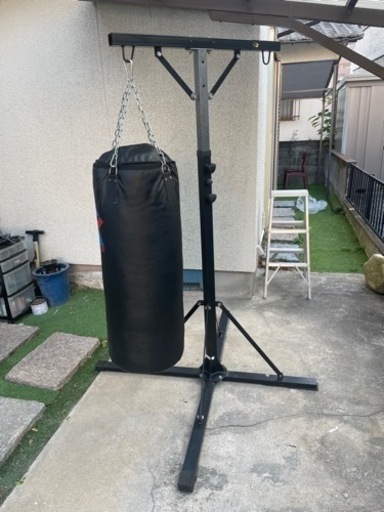 サンドバッグとそれを吊るすスタンド