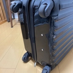(お話中)【無料】スーツケース M程度(若干難あり)の画像
