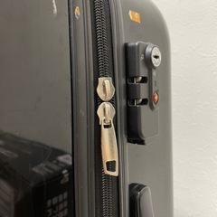 (お話中)【無料】スーツケース M程度(若干難あり)の画像