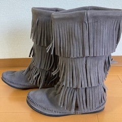 ミネトンカ3段フリンジブーツの画像