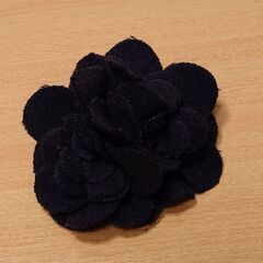 冬の帽子などに〜お花のコサージュ(ブローチ)／布製 こげ茶✨未使用品の画像