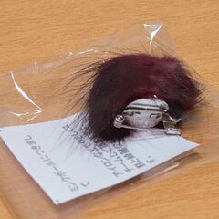 小さな冬のおしゃれに〜ミニミニ ミンクボール(ブローチ)／ワインカラー系✨未開封品の画像