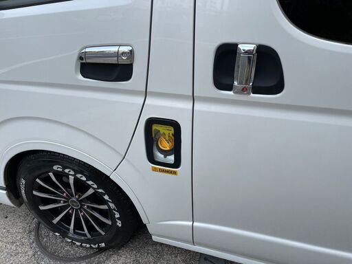 引き取り限定！　 200系ハイエース ダウンルックオーバーフェンダー(070パールホワイト)