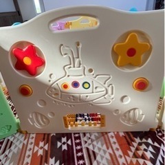 打ち合わせ中です。西松屋　ベビーサークル　パステル1ヶ所破損ありです。
