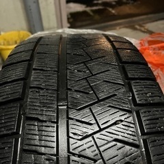 スタッドレスタイヤ4本ジャンク品235.50 R18の画像