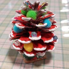 松ぼっくりで作ったクリスマスツリーです