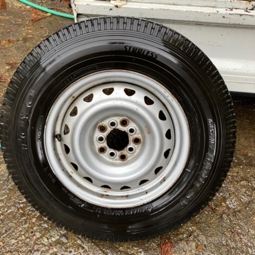 ハイエースなどにスタッドレスタイヤ