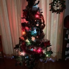 クリスマスツリーと飾り・電飾の画像