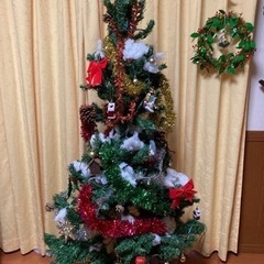 クリスマスツリーと飾り・電飾の画像