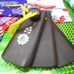 新品未使用　2.500円　沖縄三板(サンバ)楽器　花柄螺鈿黒檀製...