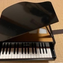 河合楽器製作所 KAWAI グランドピアノ ブラック 1141 本体サイズ:425×450×205 mm(脚付き・蓋閉じ状態)の画像