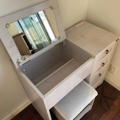 デスクとドレッサー12/3 に仙川に取りに来てくれる方の画像