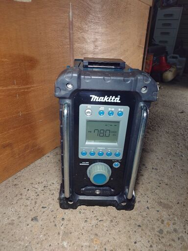 マキタ　ラジオ　MR100 makita 現場ラジオ　充電式　ガレージ