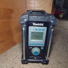 マキタ　ラジオ　MR100 makita 現場ラジオ　充電式　ガレージの画像