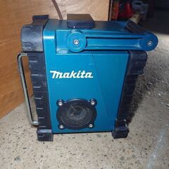 マキタ　ラジオ　MR100 makita 現場ラジオ　充電式　ガレージの画像