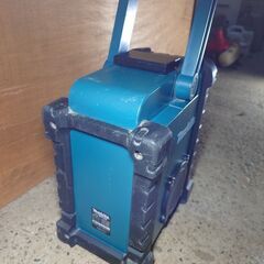 マキタ　ラジオ　MR100 makita 現場ラジオ　充電式　ガレージの画像