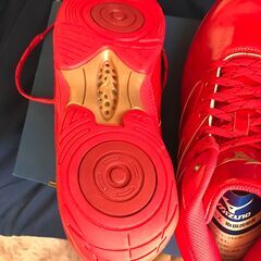 MIZUNO　27cmレッドのスニーカーミドルカット　未使用タグ付きの画像