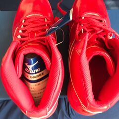 MIZUNO　27cmレッドのスニーカーミドルカット　未使用タグ付きの画像